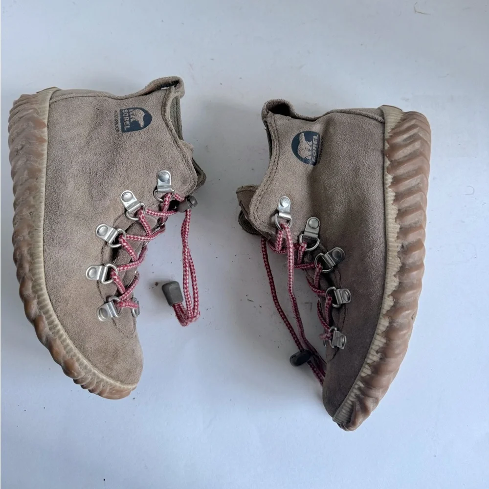 Sorel Kid's Out N About Conquest Boots Waterproof hiker-inspired boots. Size 4